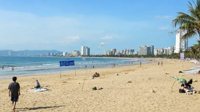 미케비치 해변과 리조트가 보이는 다낭 풍경