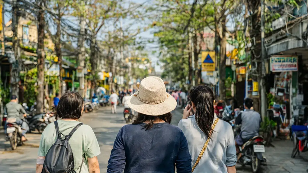 여권과 휴대전화를 들고 공관 연락처를 확인하는 가족