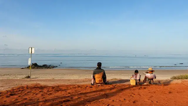 붉은 사구와 푸른 바다가 함께 보이는 무이네 가족 여행