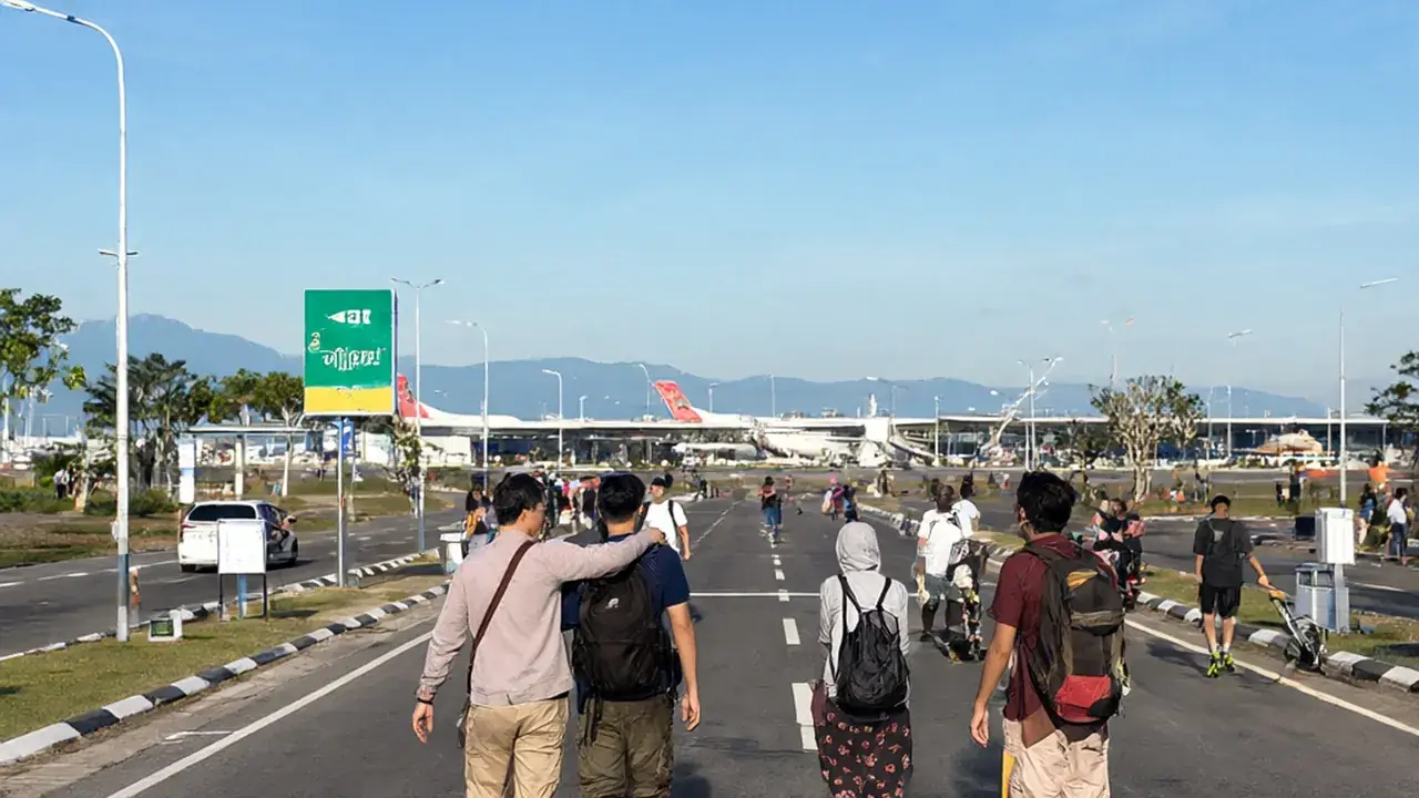 푸꾸옥공항 도착장 앞에서 리조트 차량을 기다리는 가족